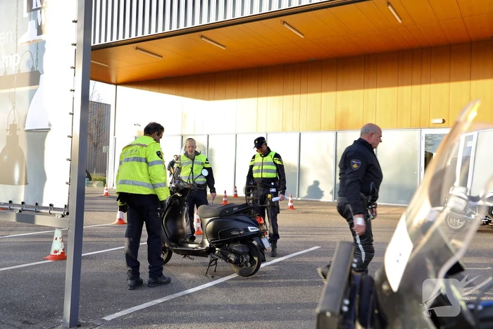 Grote politie controle op parkeerterrein