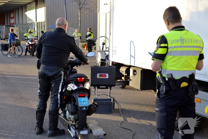 Grote politie controle op parkeerterrein