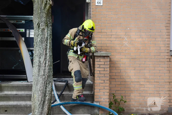 Meerdere bewoners door brand opgesloten in woningen