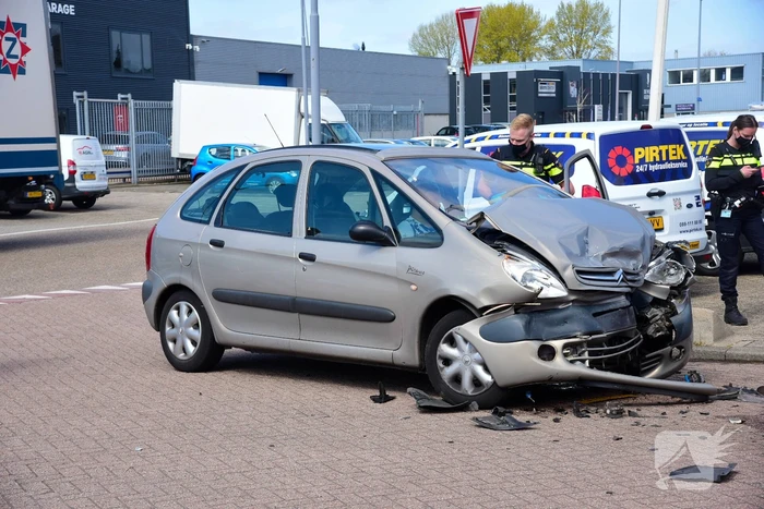 Flinke schade bij botsing op bedrijventerrein