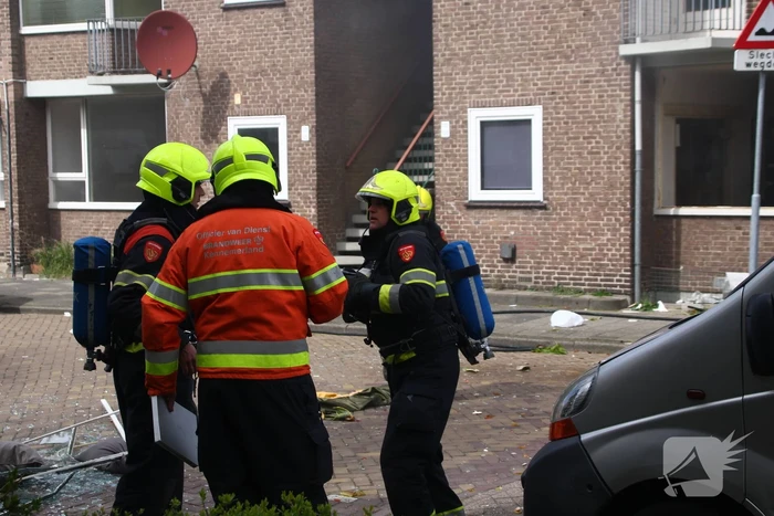 Explosie bij brand in portiekwoning