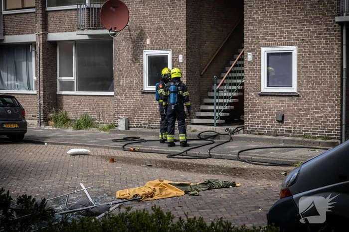 Explosie bij brand in portiekwoning