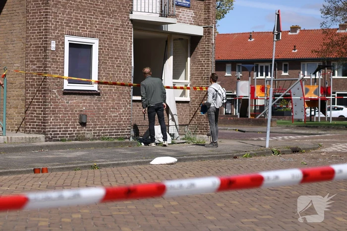 Explosie bij brand in portiekwoning
