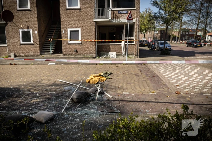 Explosie bij brand in portiekwoning