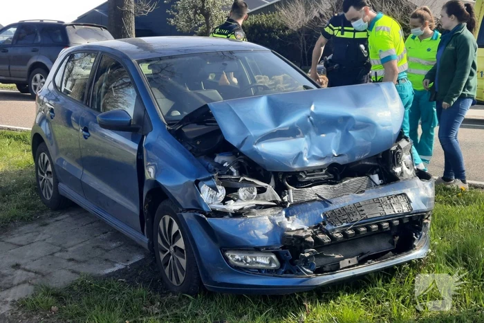 Personenauto botst achter op bus