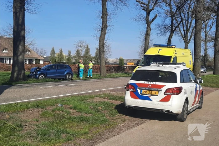 Personenauto botst achter op bus