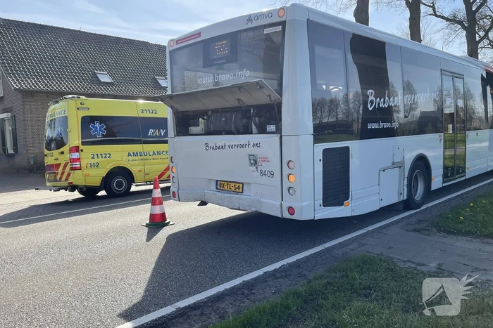 Personenauto botst achter op bus