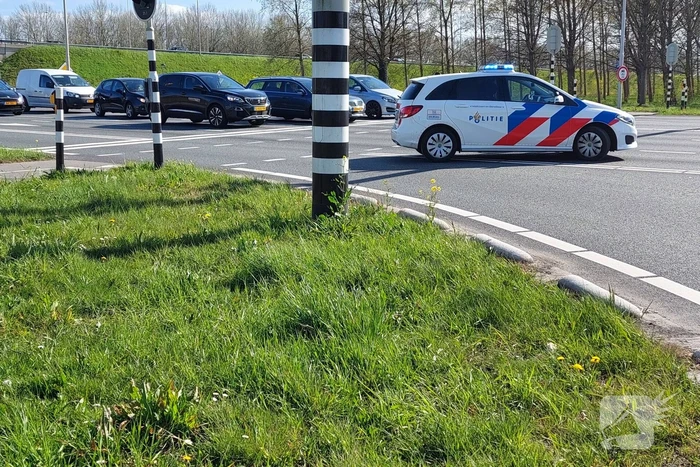 Politie sluit rijbaan af door ongeval