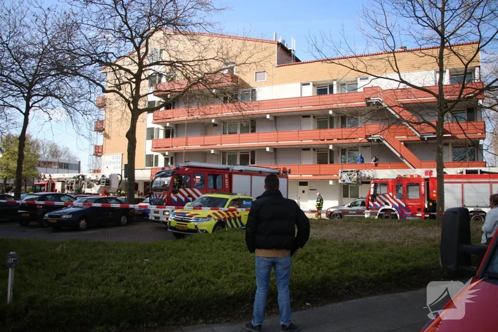 Veel hulpdiensten door keukenbrand in appartementencomplex