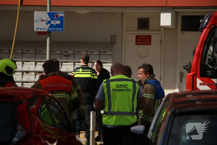 Veel hulpdiensten door keukenbrand in appartementencomplex