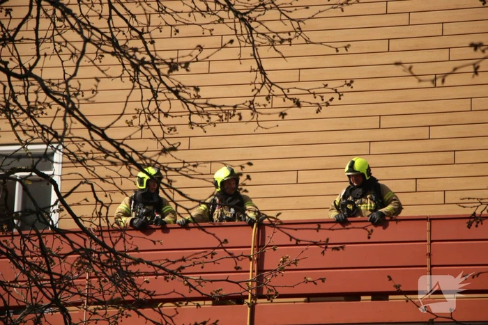 Veel hulpdiensten door keukenbrand in appartementencomplex