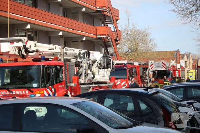 Veel hulpdiensten door keukenbrand in appartementencomplex