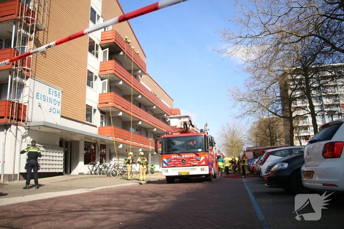 Veel hulpdiensten door keukenbrand in appartementencomplex