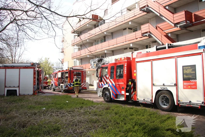 Veel hulpdiensten door keukenbrand in appartementencomplex