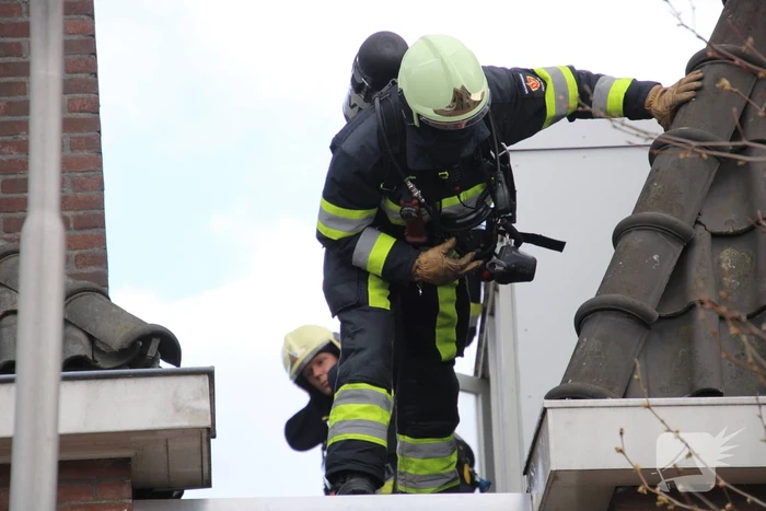 Brandweer blust brand op dak