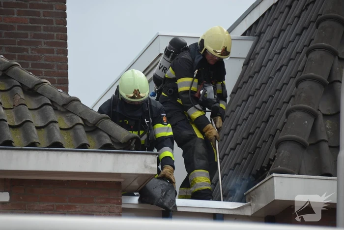 Brandweer blust brand op dak