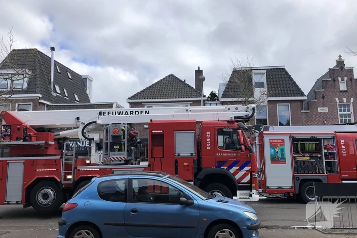 Brandweer blust brand op dak