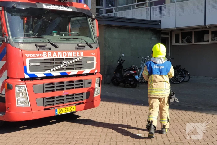 Brandweer blust keukenbrand in appartementencomplex