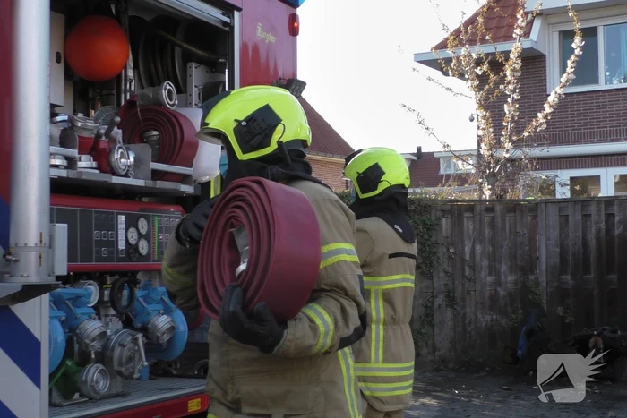 Brandweer blust brand in papiercontainer