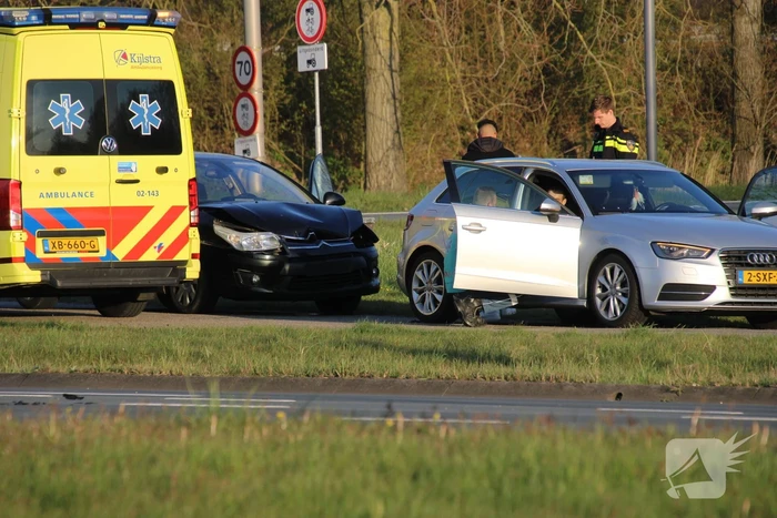 Schade na aanrijding tussen twee personenauto's