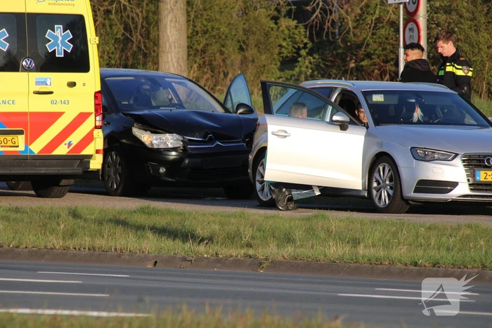 Schade na aanrijding tussen twee personenauto's