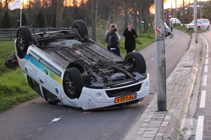 Auto belandt op zijn kop na botsing