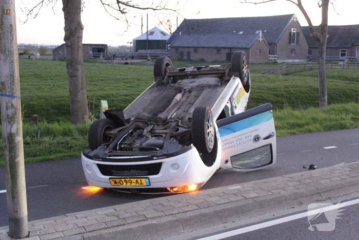 Auto belandt op zijn kop na botsing