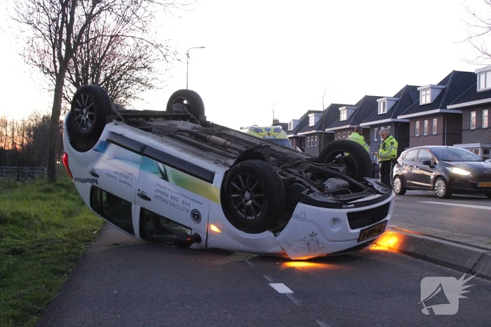 Auto belandt op zijn kop na botsing