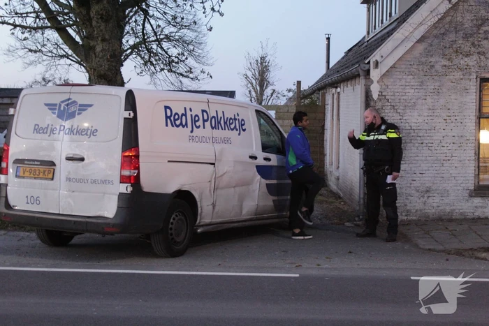 Auto belandt op zijn kop na botsing