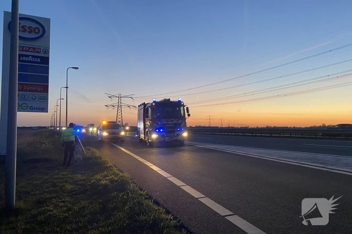 Auto rijdt tankstation binnen