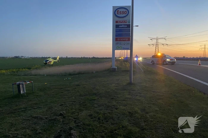 Auto rijdt tankstation binnen