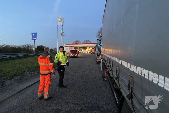 Auto rijdt tankstation binnen