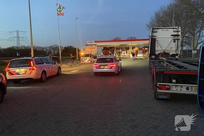 Auto rijdt tankstation binnen