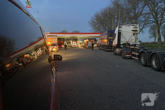Auto rijdt tankstation binnen