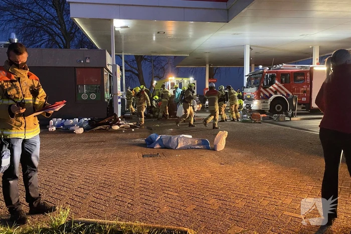Auto rijdt tankstation binnen