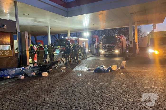 Auto rijdt tankstation binnen