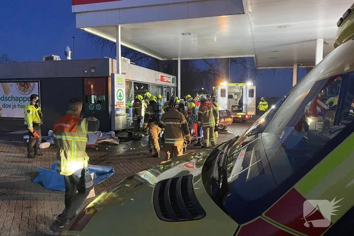 Auto rijdt tankstation binnen