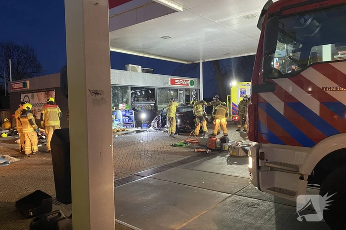 Auto rijdt tankstation binnen