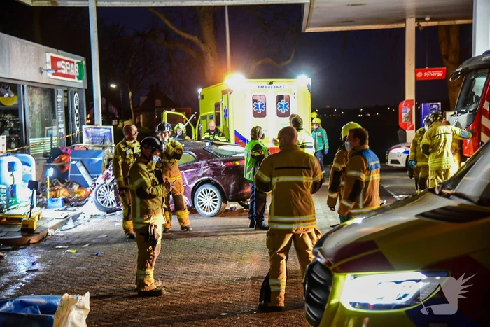 Auto rijdt tankstation binnen