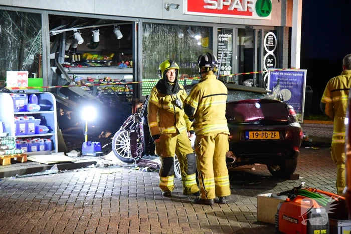 Auto rijdt tankstation binnen