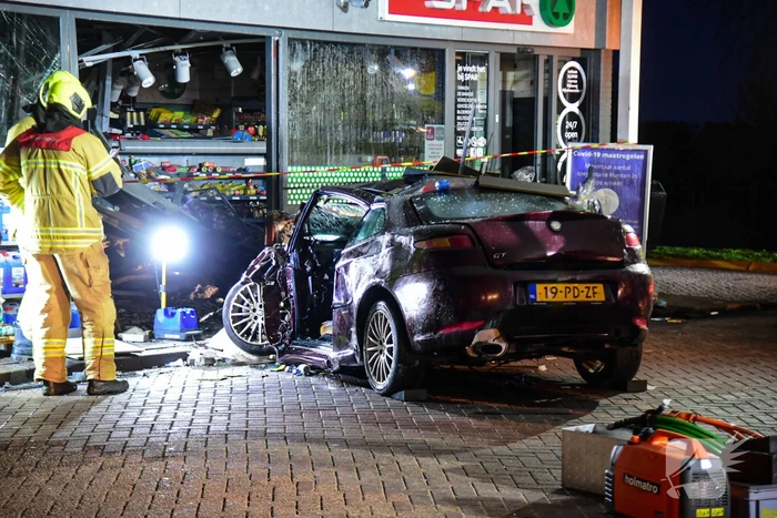 Auto rijdt tankstation binnen