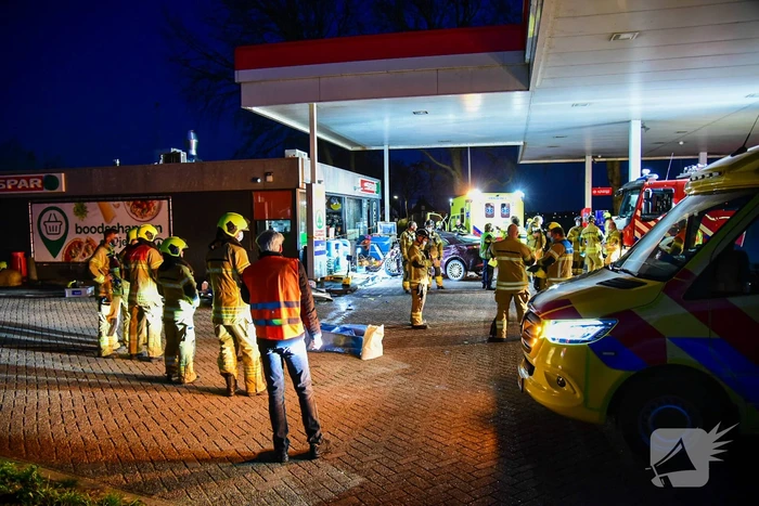 Auto rijdt tankstation binnen