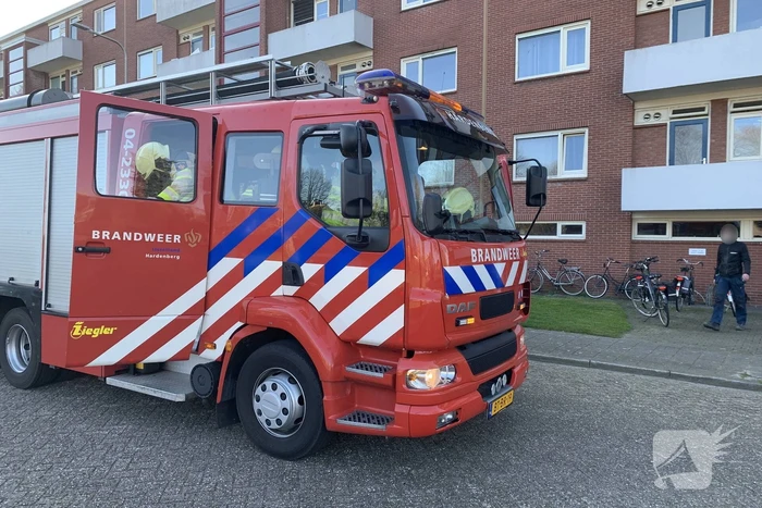 Rookontwikkeling bij brand in schuur onder flatgebouw