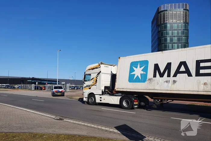 Container dreigt van oplegger te vallen