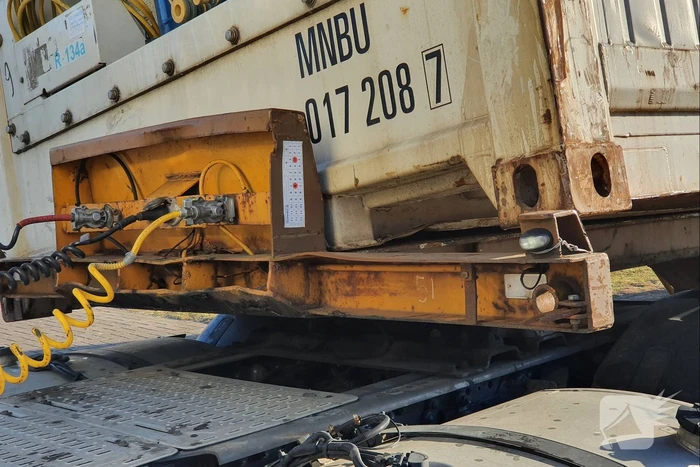 Container dreigt van oplegger te vallen