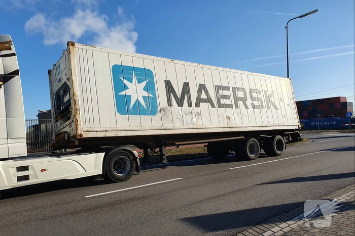 Container dreigt van oplegger te vallen