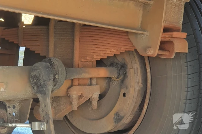 Container dreigt van oplegger te vallen