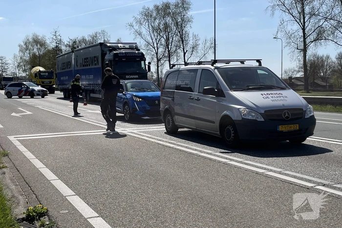 Automobilist botst achterop bestelbus