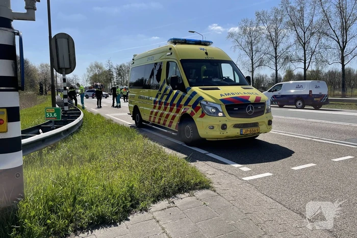 Automobilist botst achterop bestelbus