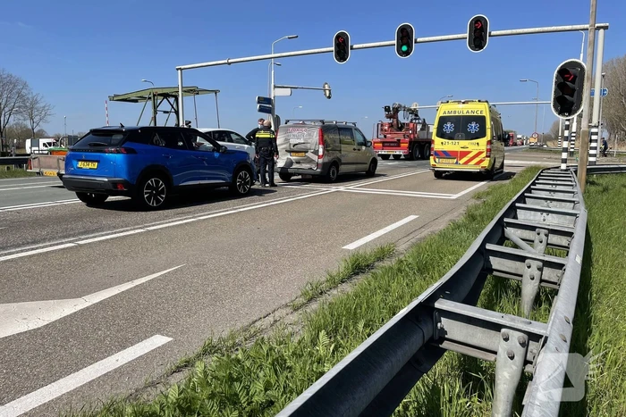 Automobilist botst achterop bestelbus